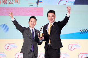 運動企業認證頒獎典禮，由總統府副秘書長何志偉(圖左)頒獎，永慶房屋人資部協理塗振宏(圖右)出席領獎。