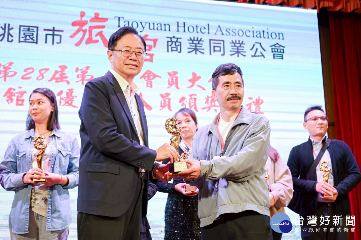 張市長頒發績優人員獎座。