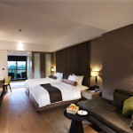 每間客房皆備有玫瑰精油沐浴鹽，搭配獨家香草蒸氣浴，讓空氣中瀰漫著天然有機香草的芳香，在溫潤蒸氣中徹底放鬆，感受身心舒暢與汗水淋漓的淨化感。