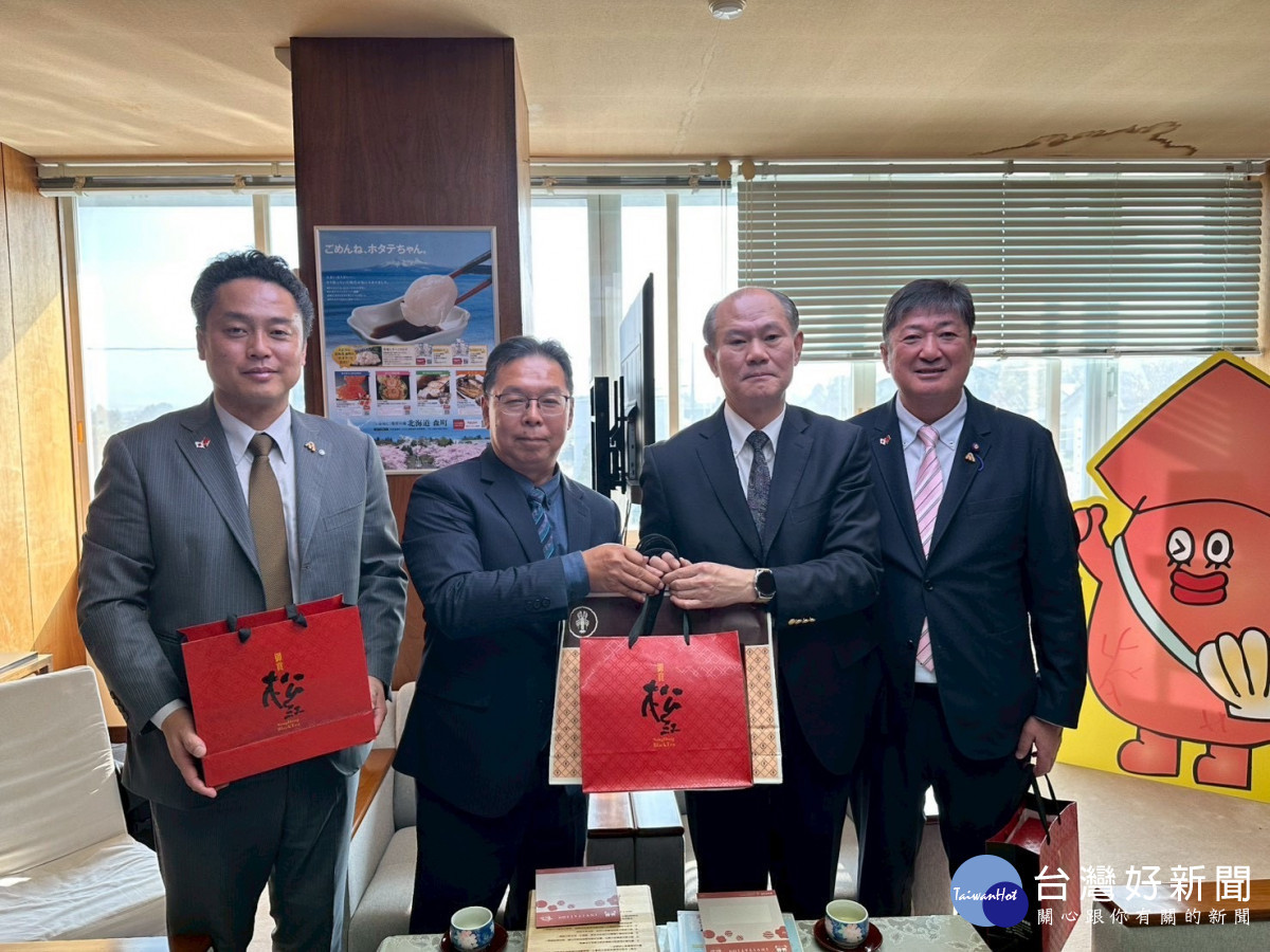 日本北海道「森町」町長岡嶋康輔、代表彰化市長林世賢的市公所代理主任秘書陳瑞仁。圖/彰化市公所提供