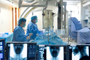 彰基取栓團隊正在導管室中執行緊急手術，與時間賽跑搶救急性腦出血患者，力求迅速取栓，提升病人康復機會。圖／彰基醫院提供