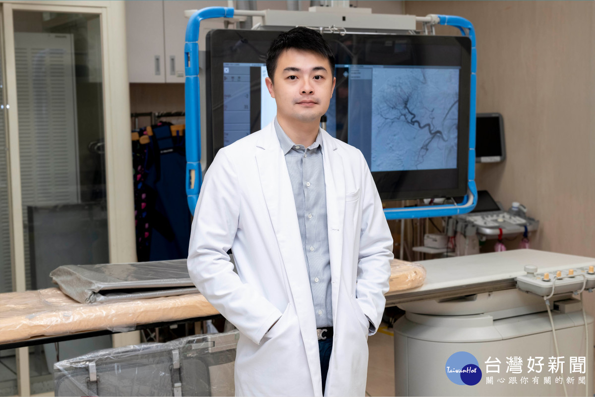 神經外科郭明錡醫師指出,中風治療關鍵在於時間與判斷,彰基統計27%病人送醫延遲,AI輔助團隊快速取栓,助患者恢復行動與語言,重獲新生。圖/彰基醫院提供