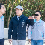 代理市長邱臣遠前往視察高峰路506巷通車情形。
2 技師現場進行簡報說明。
3 代理市長邱臣遠偕同工務處及交通處進行視察。
4 高峰路506巷改善工程新闢道路及人行道,讓交通更加順暢安全。