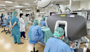 臺中榮總辦理「達文西機械手臂輔助手術培訓課程」，結合跨院專家教學、規畫大體深度實作訓練，並首次安排夜間課程。