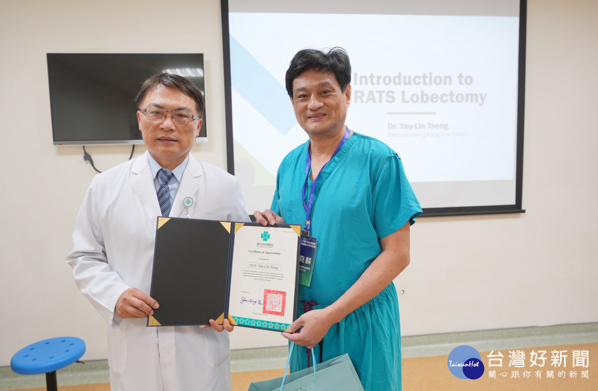 臺中榮總副院長李政鴻(左)親自與會並感謝成功大學附設醫院胸腔外科主任曾堯麟(右)到院授課。