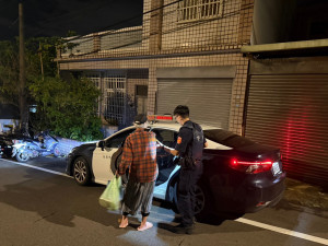迷途老婦凌晨徘徊街頭，楊梅警即時援助返家。