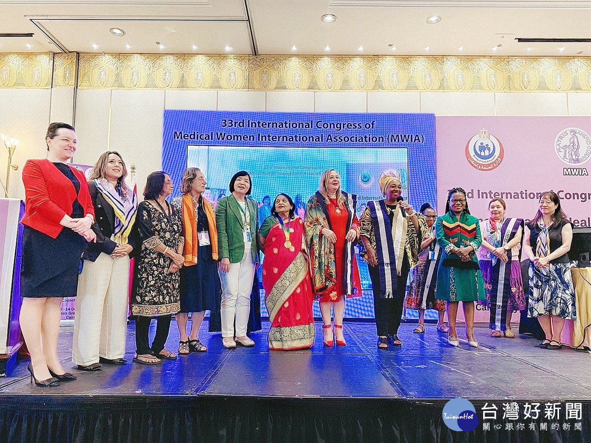 賴瓊慧教授(左5)與MWIA會員大會新一屆理事會合影。(長庚醫院提供)