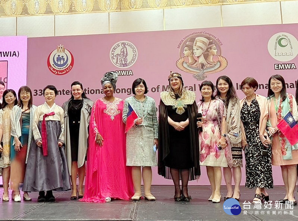 賴瓊慧教授(右6)與MWIA新任理事長Dr. Amany Asfour (右5)、前任理事長Dr. Eleanor Nwadinobi(右7)、秘書長Dr. Mariam Jashi (右8) 前任副理事長暨西太平洋地區主席Dr. Bong Ok Kim(右9)合影。(長庚醫院提供)