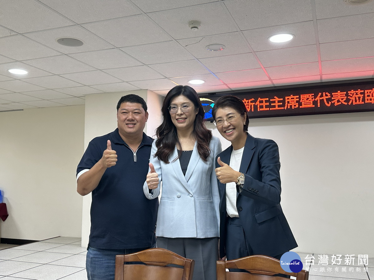 游立委和許縣長熱烈歡迎黨主席抵達。(記者扶小萍攝)