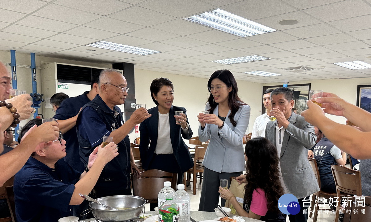 何議長也陪同鄭麗文向黨代表致謝。(記者扶小萍攝)