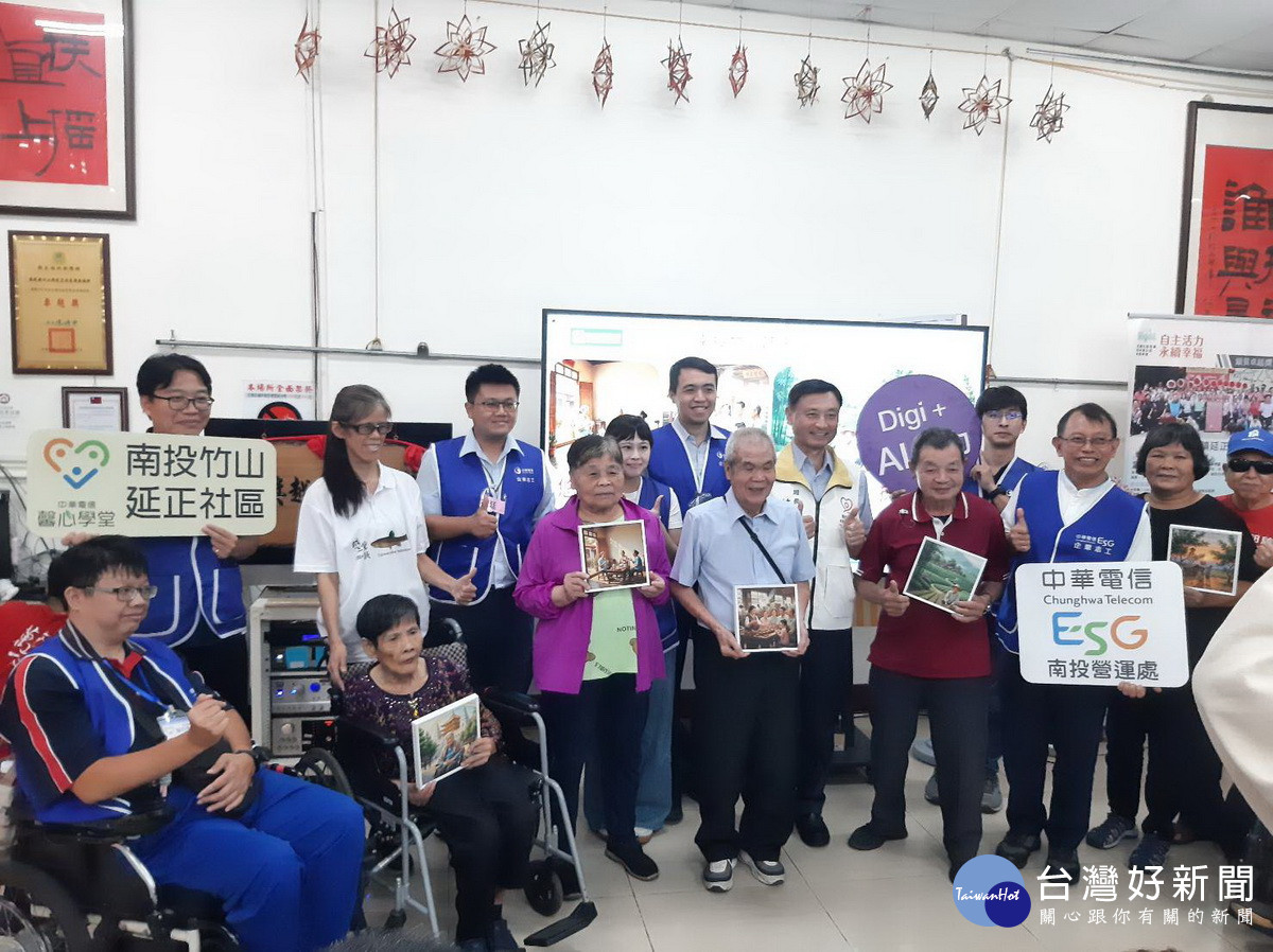 馨心學堂為數位AI創作得獎人生第一張AI藝術畫作頒獎。(縣府提供)<br />