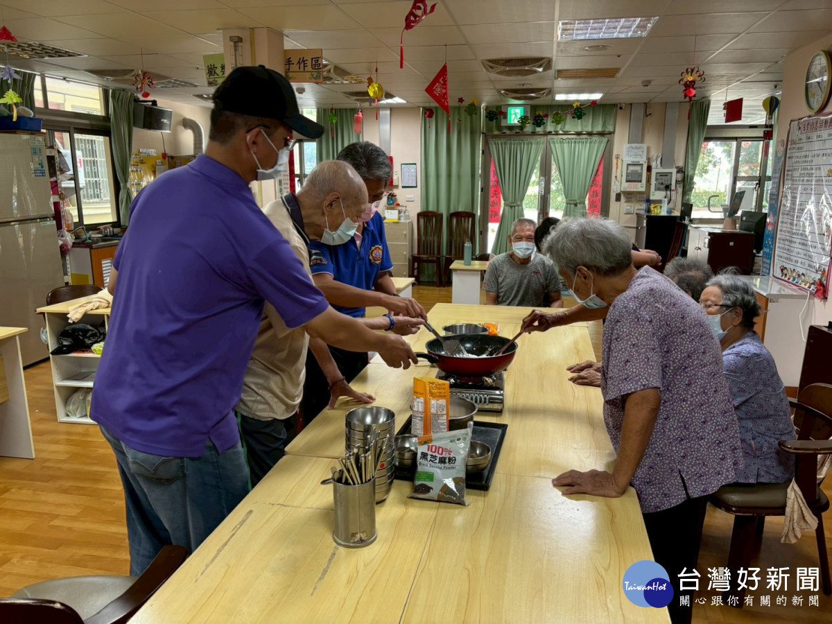 秋意濃麵茶飄香  彰化榮家日照長輩「炒」動懷舊好滋味