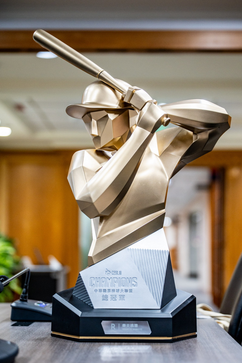 「2025中華職棒台灣大賽總冠軍」獎盃 。