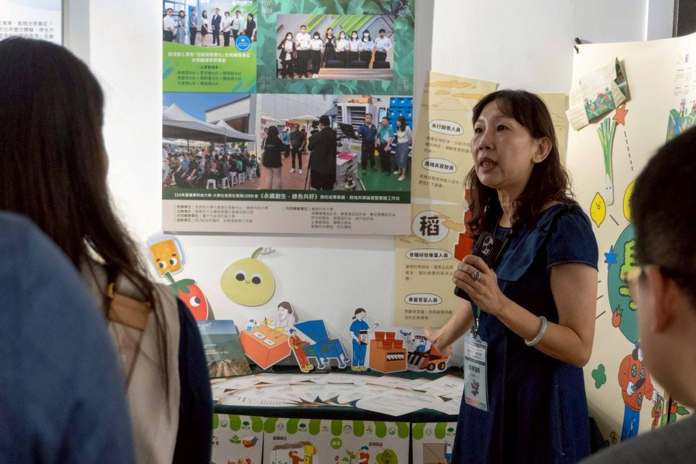 嶺東科大永續辦公室朱曉萍主任導覽介紹校內USR成果。(圖/嶺東科技大學)