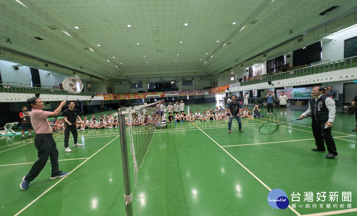 與會貴賓一時技癢,也下場打起來。