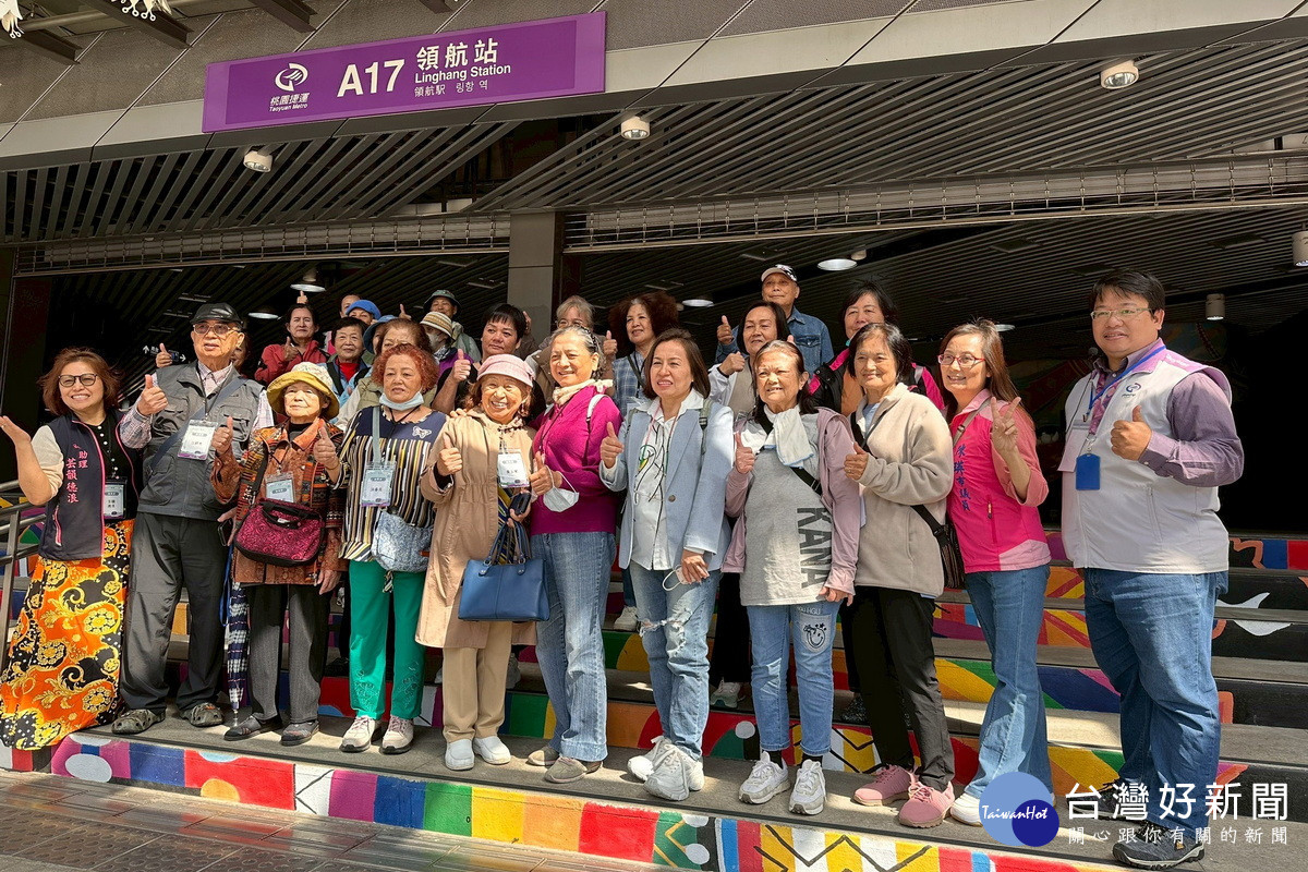 原鄉長者們於機捷A17領航站搭乘捷運。<br />