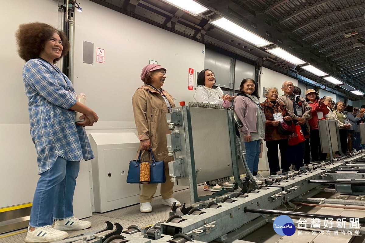 原鄉長者們參訪桃捷行控中心,近距離了解列車運行與車站管理。