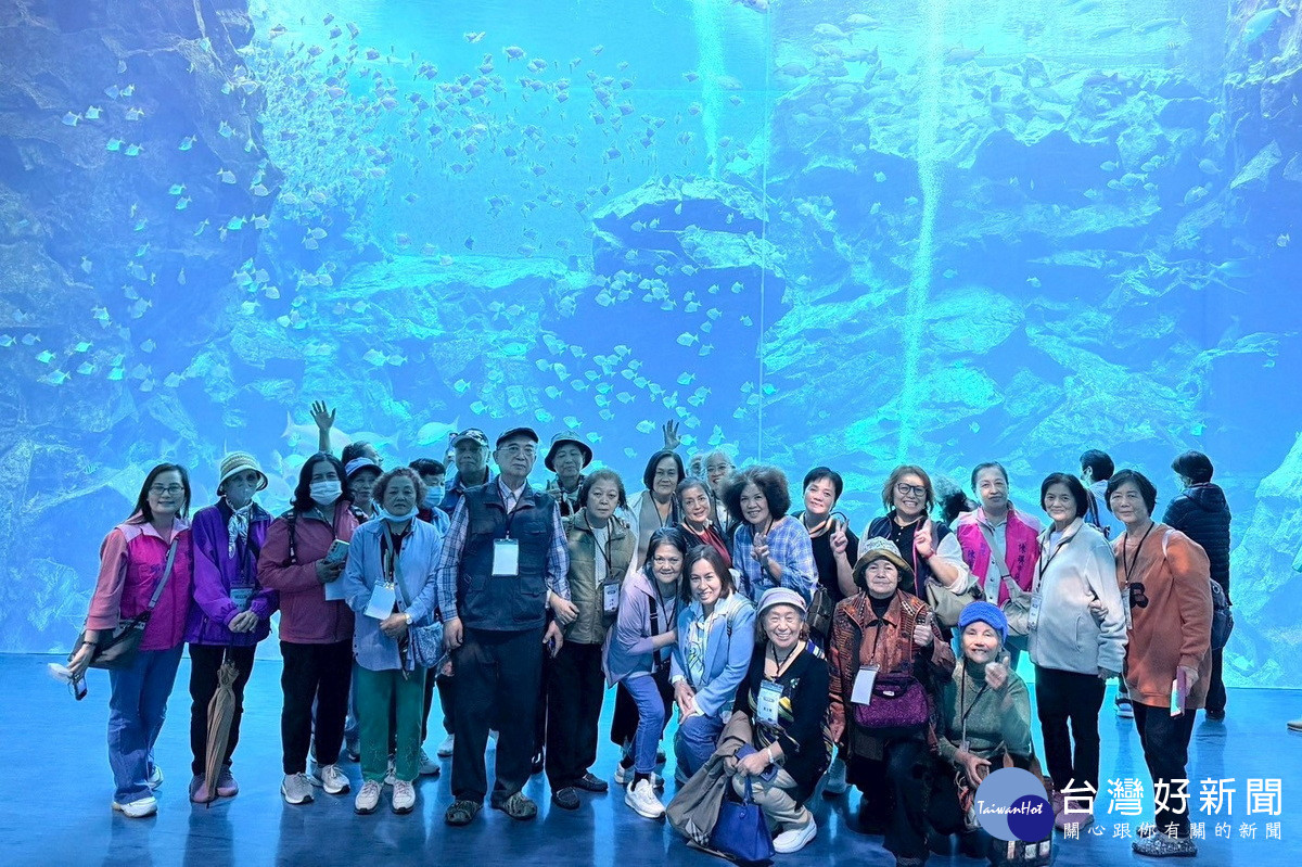 原鄉長者們參觀Xpark水族館。