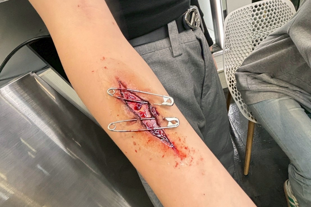 逼真的傷口特效妝。(弘光科大提供)