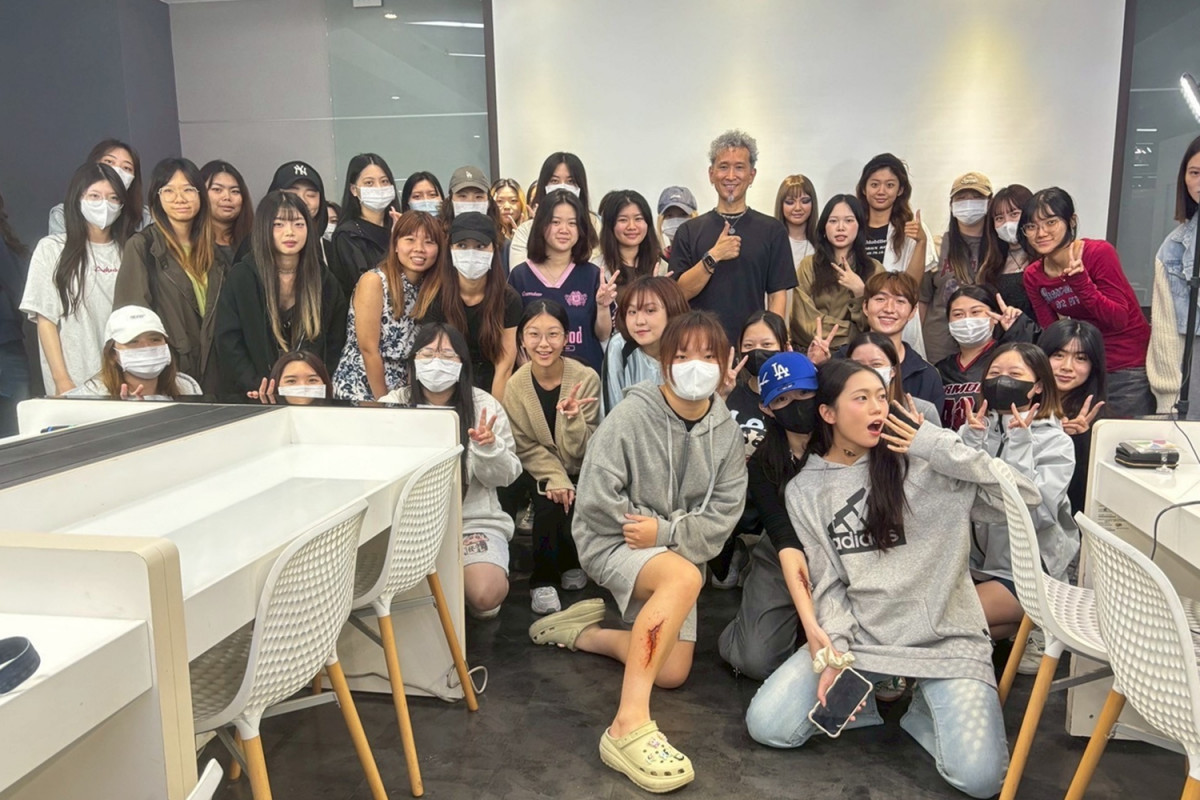 參加「透過特效妝容探索電影魔法特效妝講座」學生與AKIHITO老師合影。(弘光科大提供