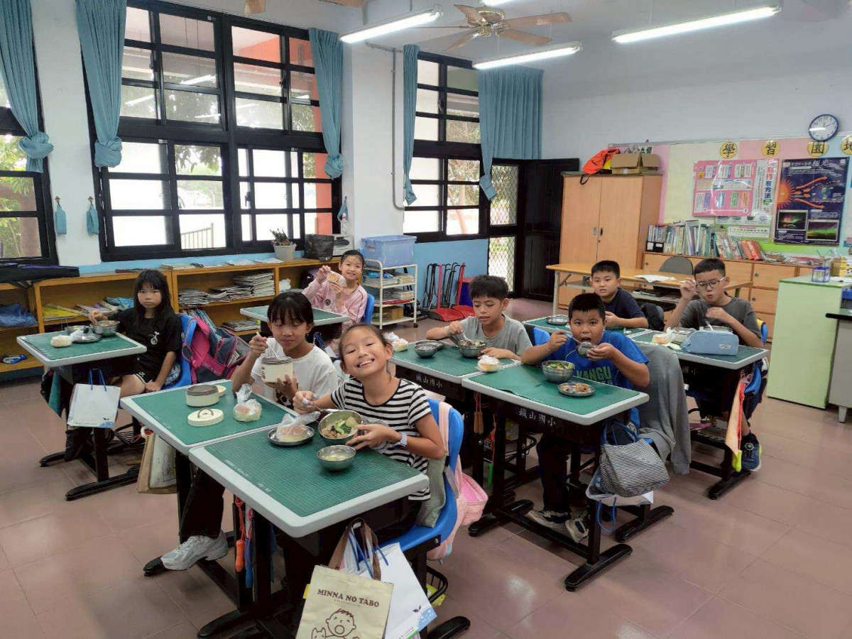 鐵山國小自112年起發起免費營養午餐供應計畫,招募在地企業共同捐助營養午餐。