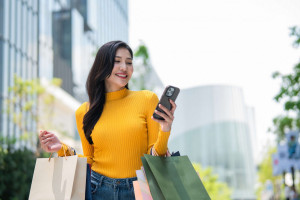 華南銀行信貸限時享新台幣 1,111 元手續費優惠，助民眾購物季聰明買、輕鬆還。（圖／華南銀行提供）