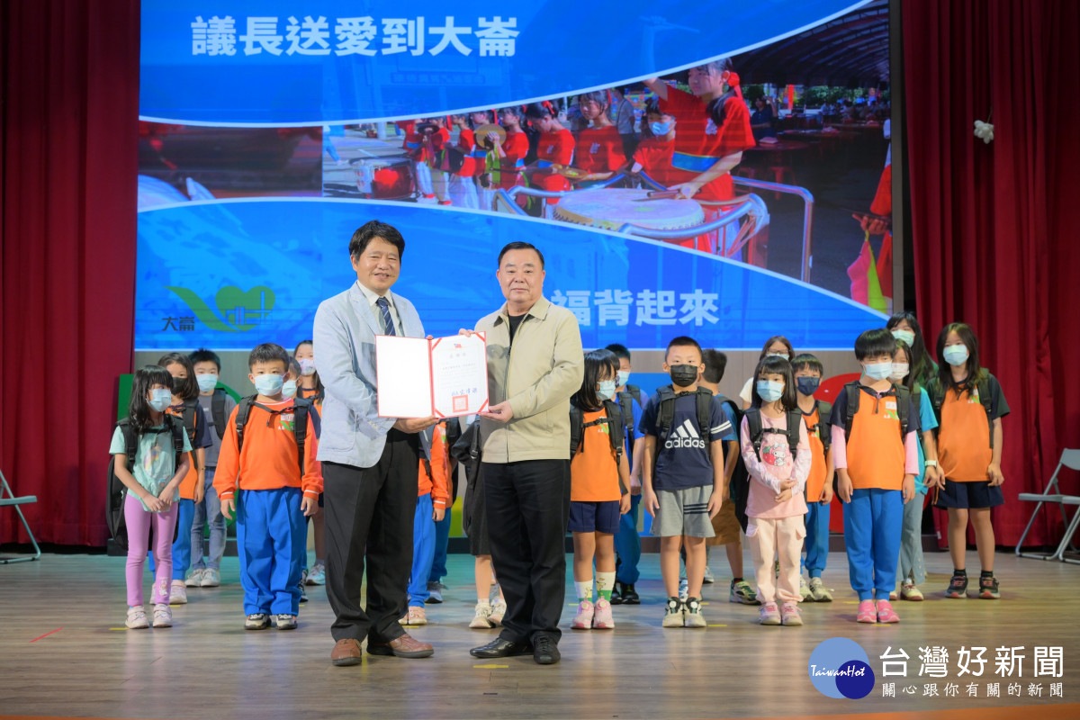 大崙國小宋校長回贈感謝狀。