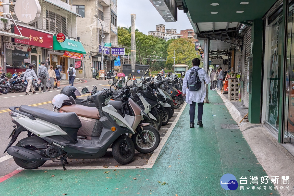 中原大學中北路校門口前啟用綠鋪面標線型人行道，打造更安全、更友善的通行環境。