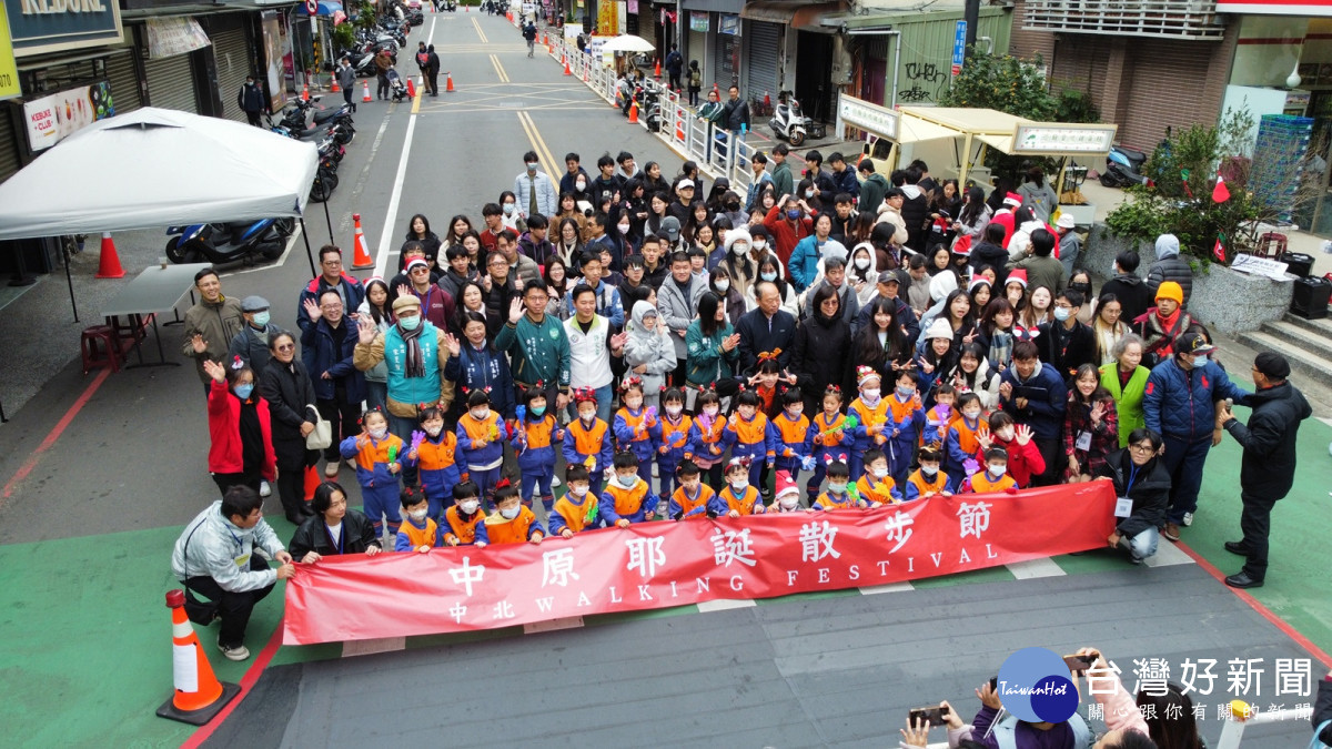 中原大學設計學院院長趙家麟與民間團體推動「中原耶誕散步節」，獲得地方大力支持。