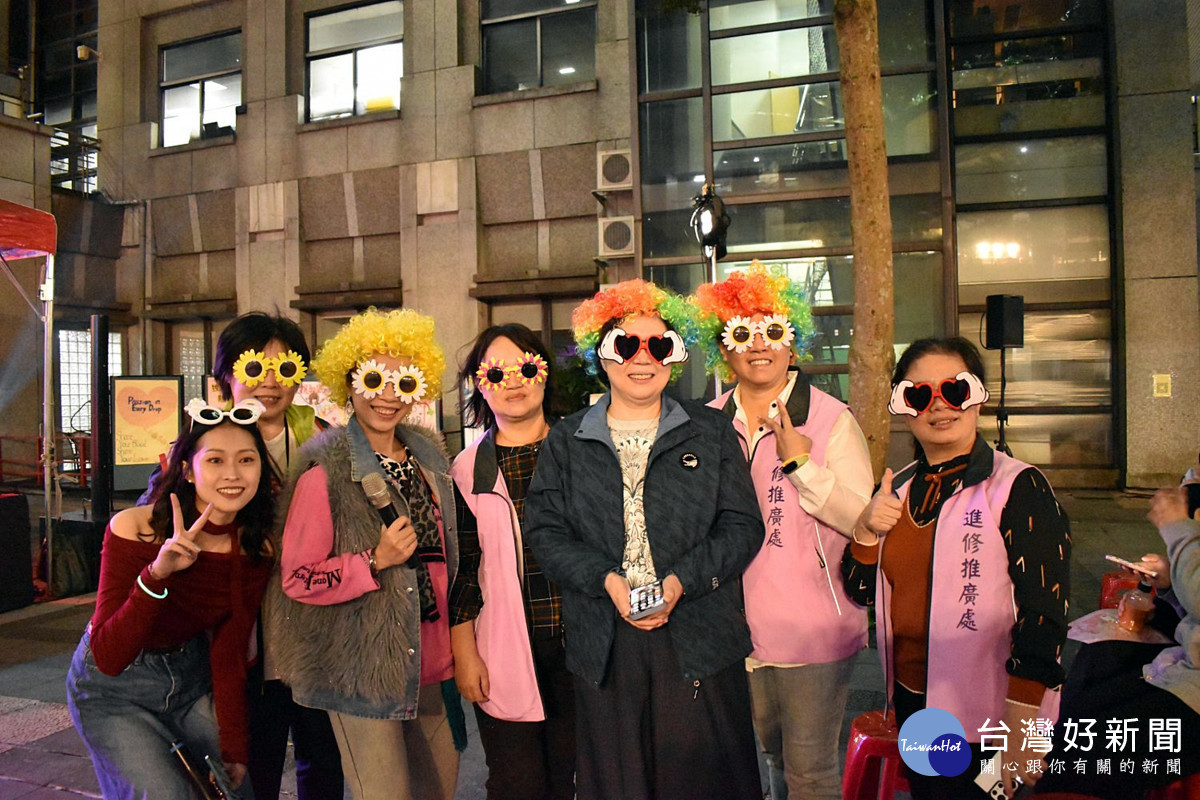 長庚科大范君瑜校長與師生們開心合影