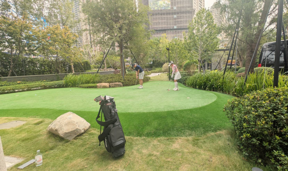 社區內保有近1900坪花園綠地,並設有練習推桿的果嶺。