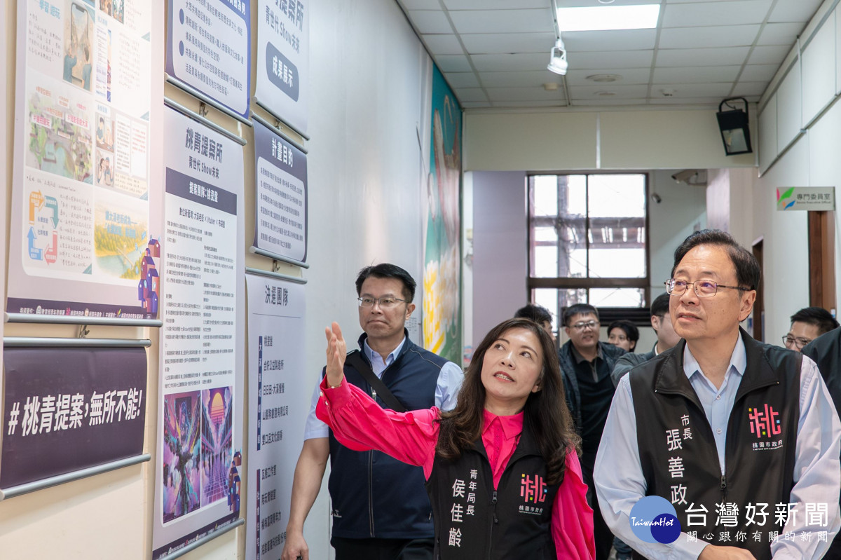 張市長與侯局長觀看各參賽隊伍的提案。