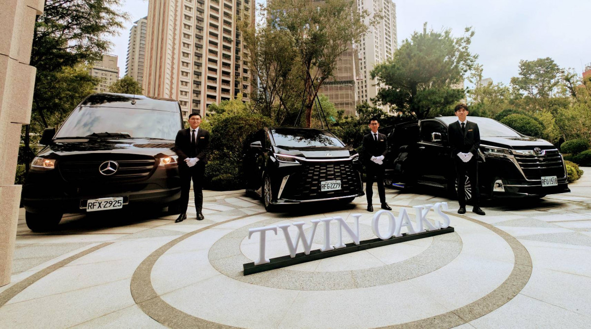 雙橡園社區引進頂級餐飲團隊,提供一日六餐、頂級桌宴,到居家清潔、禮賓接駁車隊、專人洗車與園藝維護,形塑頂級私宅的生活細節。