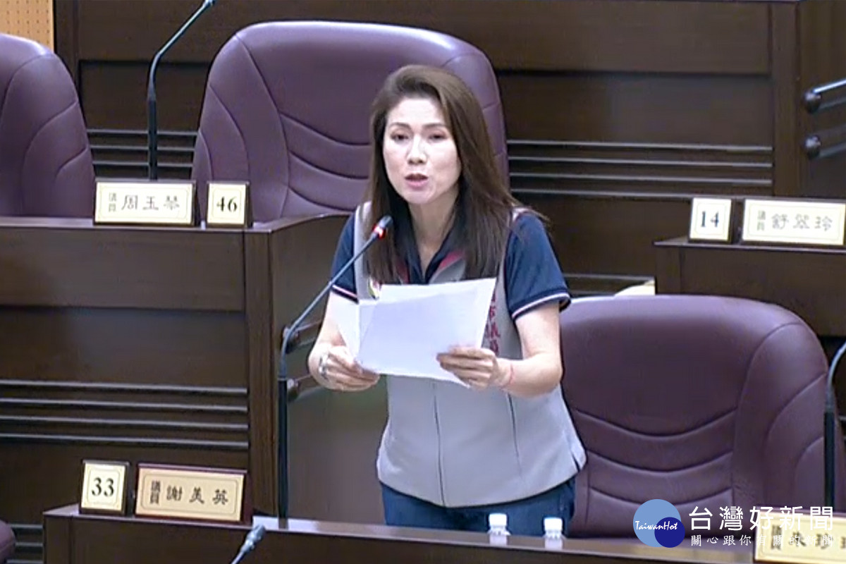 桃議員謝美英於議事堂進行質詢。<br />