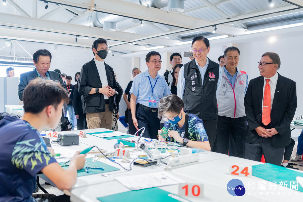 桃園市長張善政參觀「2025桃園國際新創機器人節」創意競技。<br />