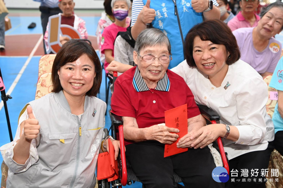 市長黃敏惠特地到場致贈呷百二紅包/市府提供