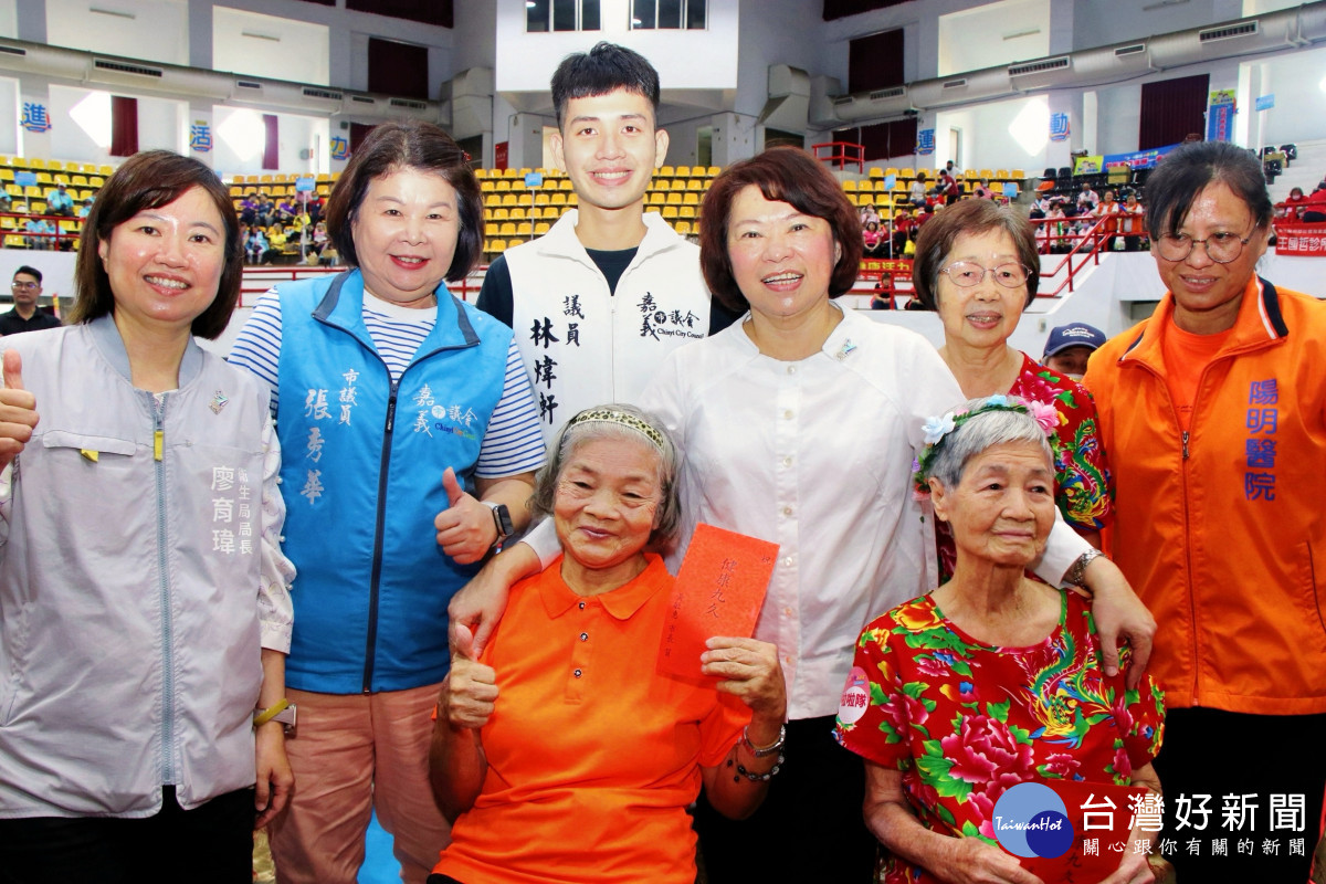 市長黃敏惠特地到場致贈呷百二紅包/市府提供