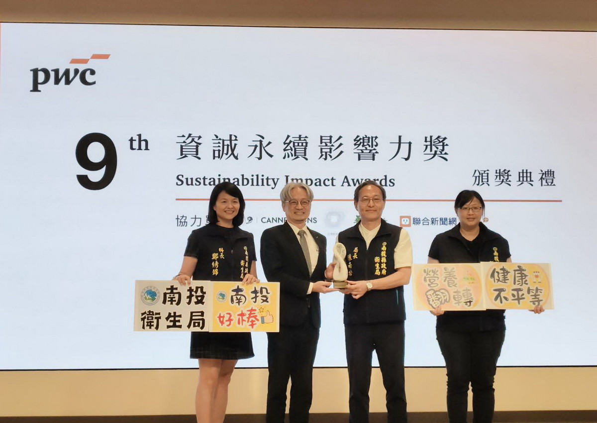 衛生局長陳南松(右二)前往頒獎。(縣府提供)