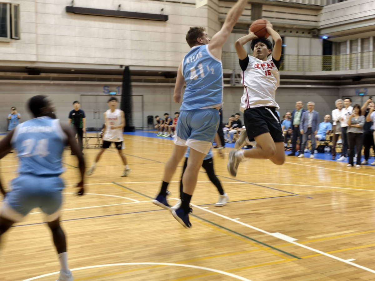 「3對3友善籃球賽」由國際球員與逢甲校隊共同參與,象徵「尊重、共融與勇氣」的精神。