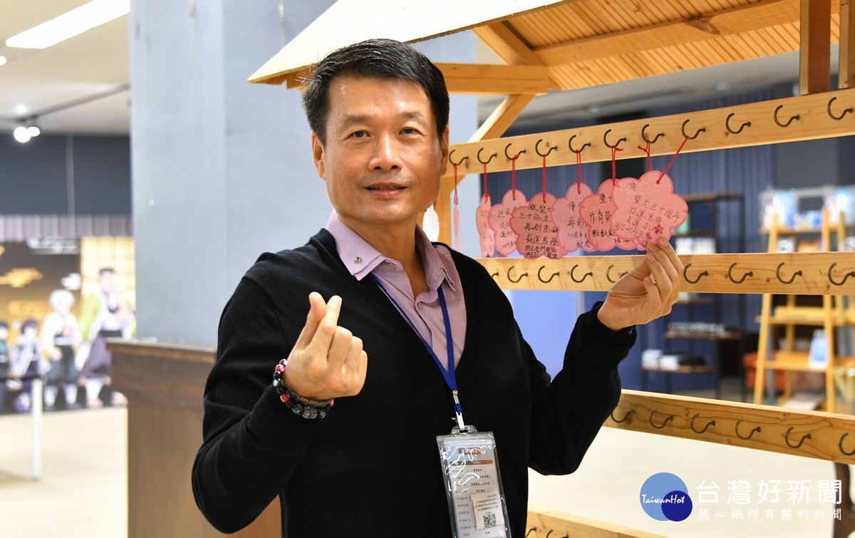 聯盟簽約儀式中安排校長祈福活動,圖為國立北斗家商校長楊世圳。(暨大提供)