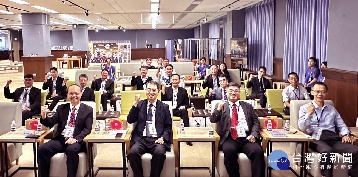 暨大與全國10所高中職簽訂策略聯盟,簽約校長與暨大行政主管來賓合影。(暨大提供)