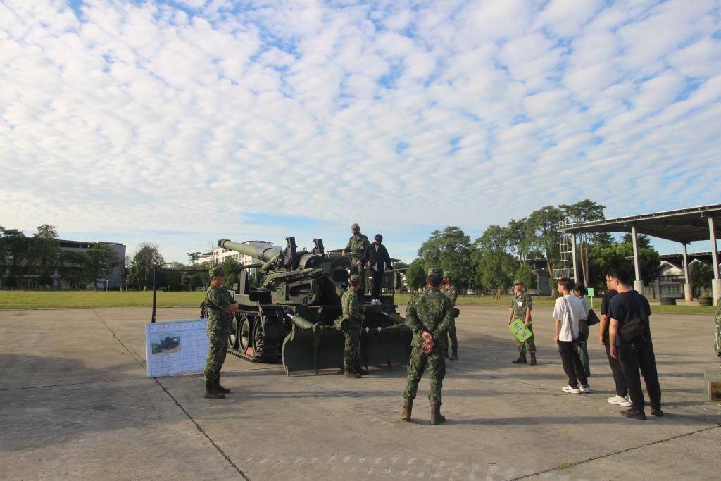 震撼體驗，修平科大學生參與底火試拉，感受砲兵部隊的戰訓精神。（圖/修平科技大學）