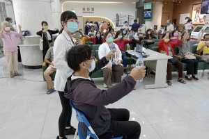 復健治療師蔡雅庭現場示範骨鬆預防運動，並結合骨密檢測與衛教指導，協助民眾掌握自身骨骼健康狀況。圖／彰基醫院提供