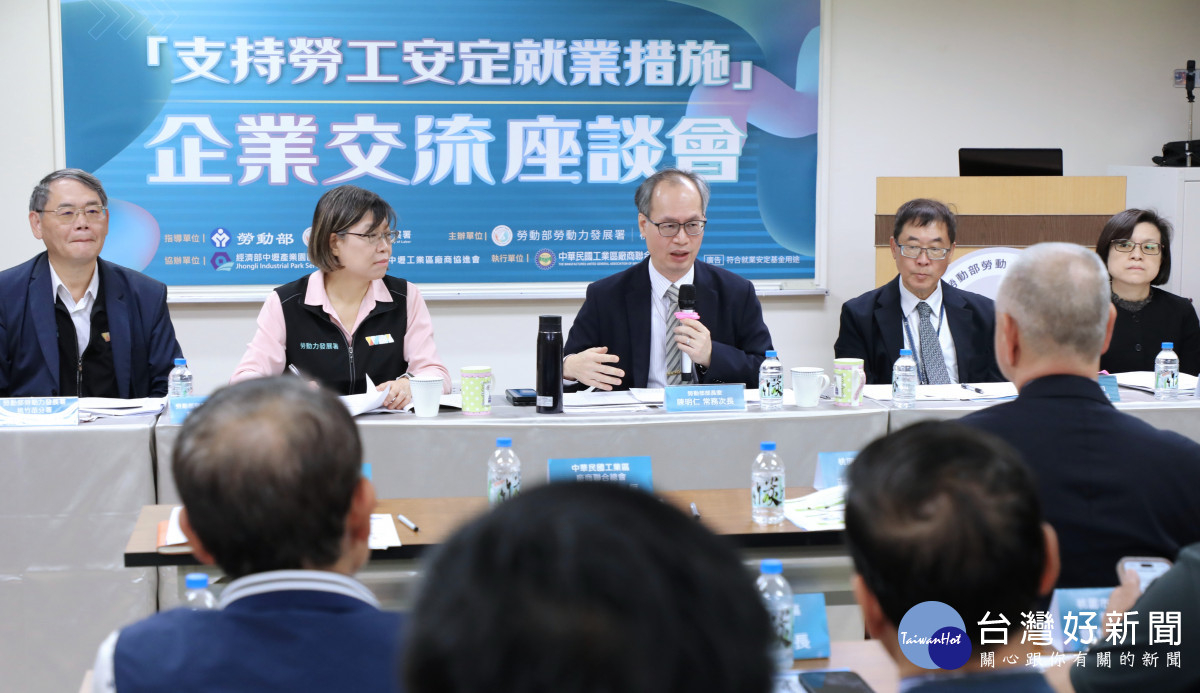 勞動部常務次長陳明仁(右3)表示,將持續關注外籍勞工工作與生活條件,透過制度修正與教育宣導,打造更友善的就業環境。