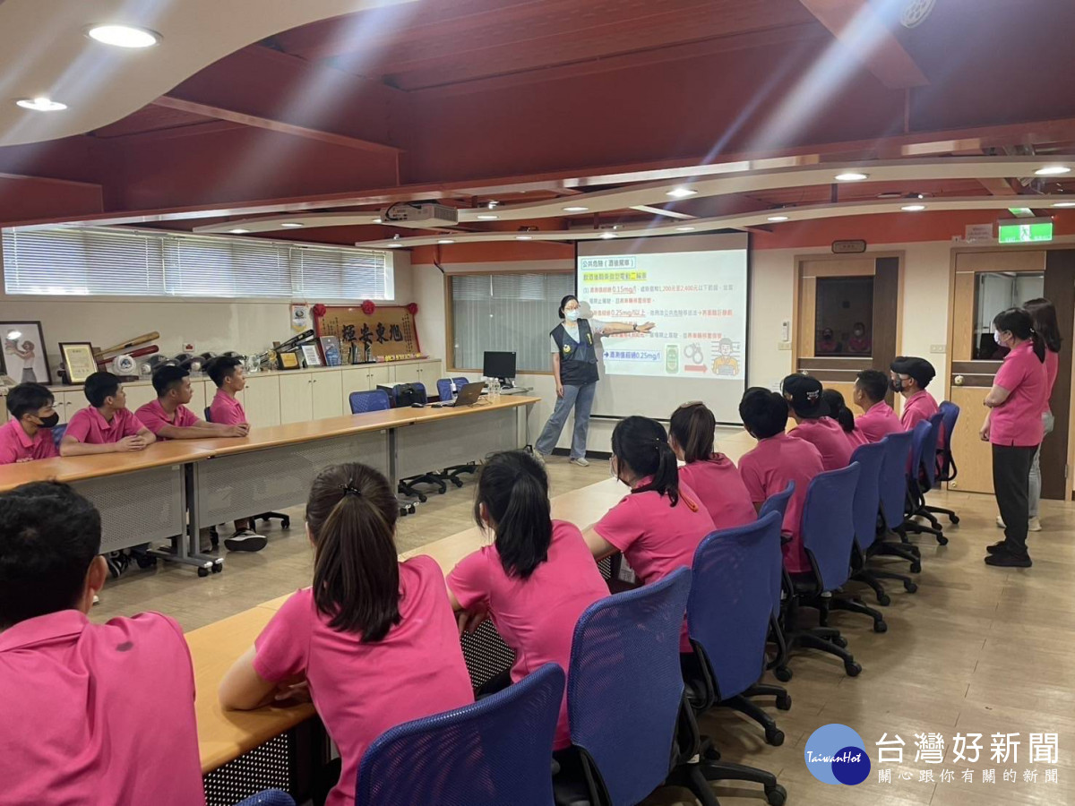 平鎮警分局前往平鎮工業區舉辦法治宣導,防堵移工成詐騙幫手。