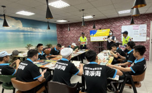 平鎮警分局前往平鎮工業區舉辦法治宣導，防堵移工成詐騙幫手。