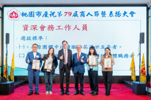 桃園市長張善政前往八德區，出席「桃園市第79屆商人節表揚大會」。