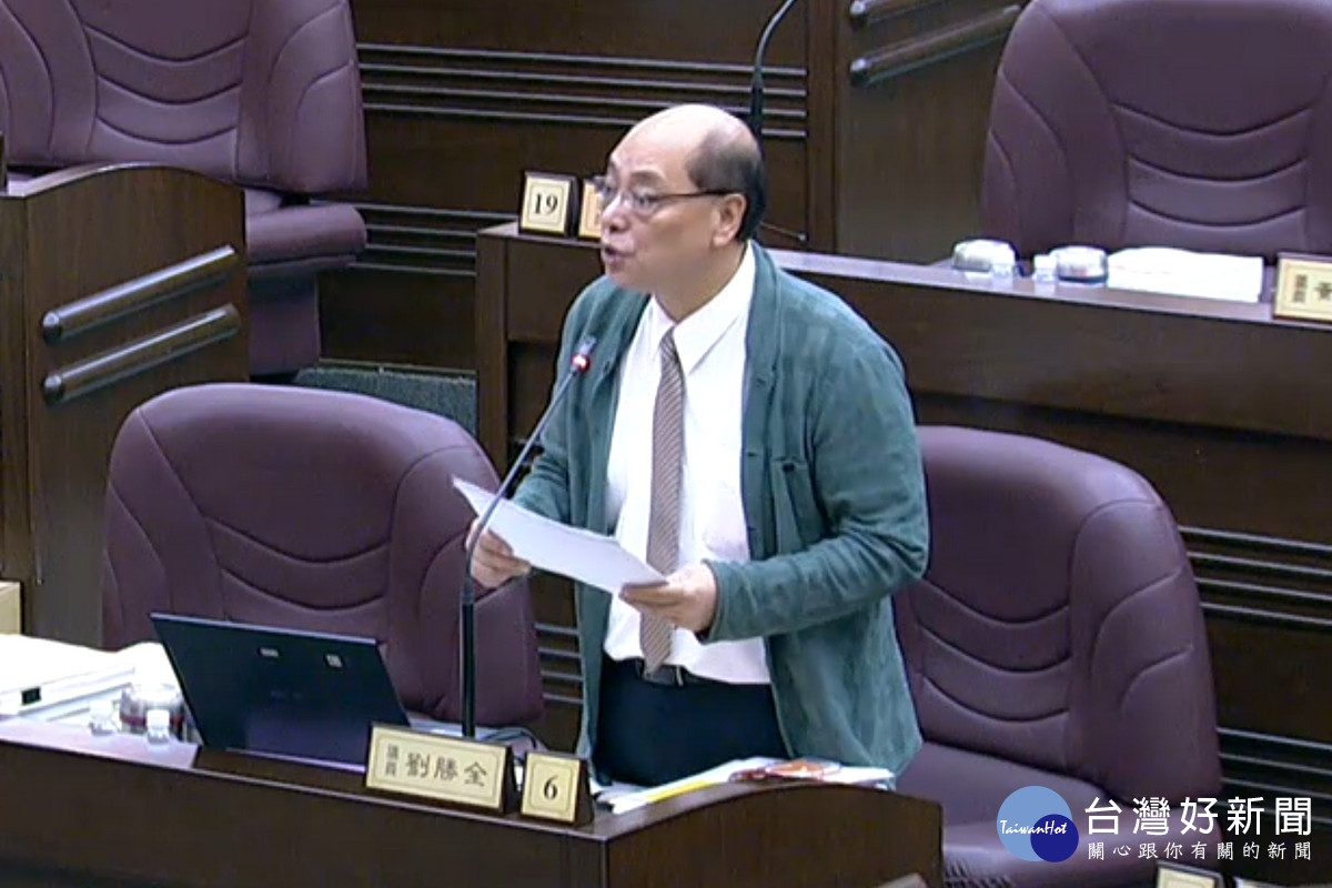 桃園市議員劉勝全於議事堂進行質詢。<br />