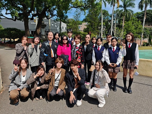 林家花園林董事長和日本美容專校師生合影。林重鎣