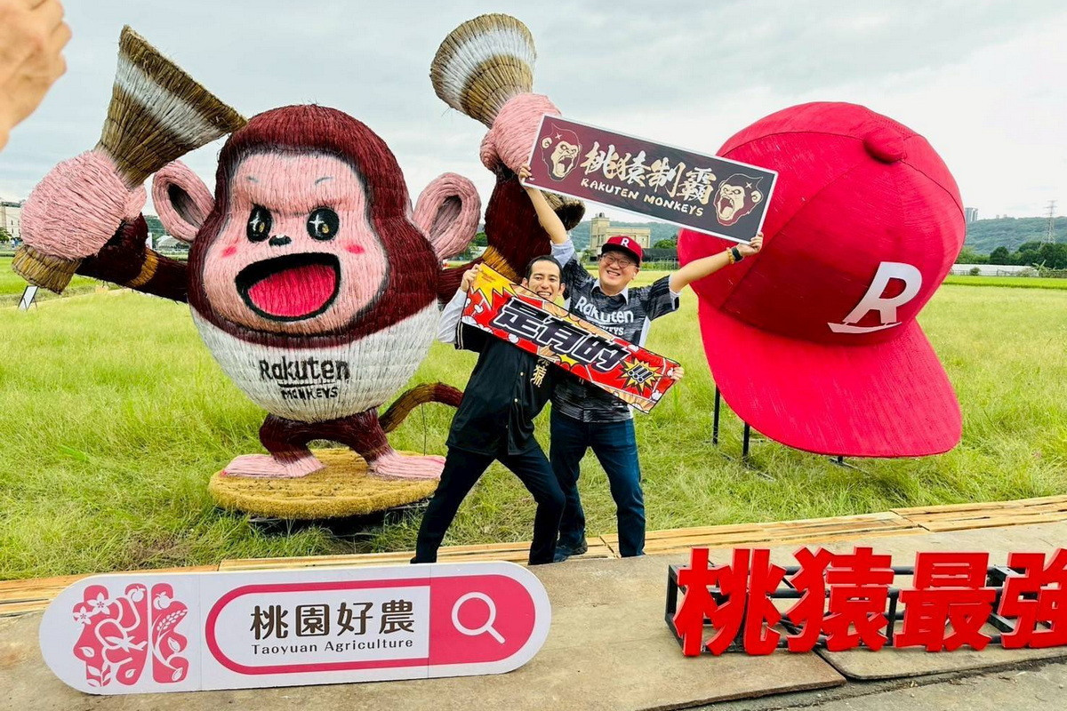 桃園市政府農業局長陳冠義與樂天桃猿領隊牧野幸輝於球隊主題前合影